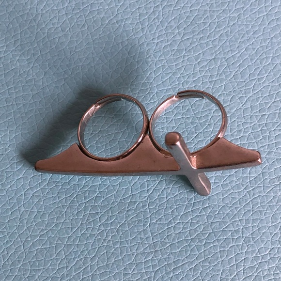 🛍 3/$20 SALE - Cross Double Finger Ring - Picture 2 of 4